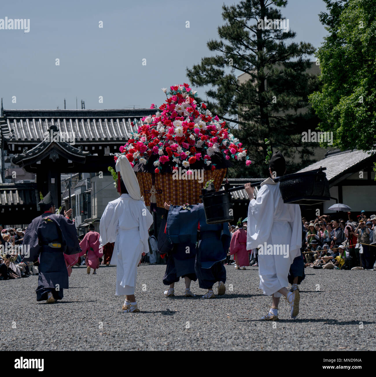 Aoi Matsuri 葵祭 de Kyoto, le 15 mai festival annuel attire des foules que 500 personnes en costumes colorés de Heian défilé du palais impérial à Kamo de culte. Banque D'Images