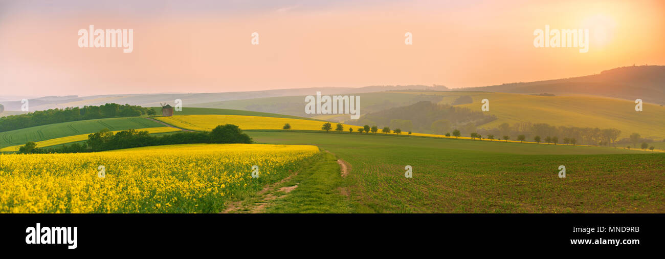 Ancien moulin au coucher du soleil. Paysage de printemps avec des collines, des champs moraves panorama, République Tchèque Banque D'Images