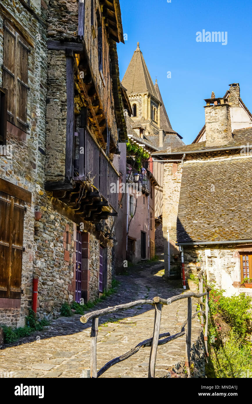 Rues de belle et pittoresque village médiéval de Conques, Occitanie, France. Banque D'Images