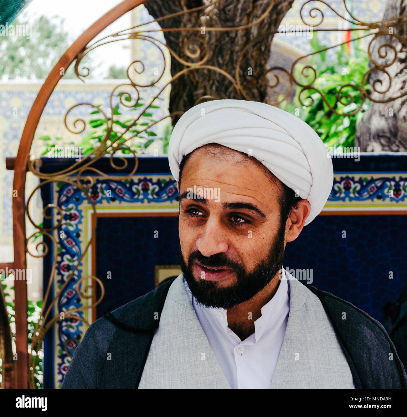 Isfahan, Iran - 23 Avril 2018 : Portrait d'un jeune Mollah Iraniens portant un keffieh dans la cour de la mosquée de Jame Banque D'Images