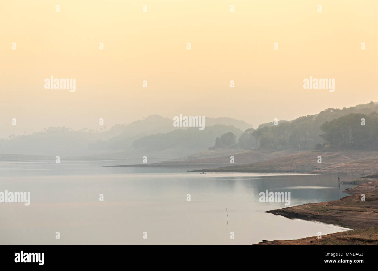 Lever du soleil sur le lac Pani Bara, Siloé, Meghalaya, en Inde Banque D'Images
