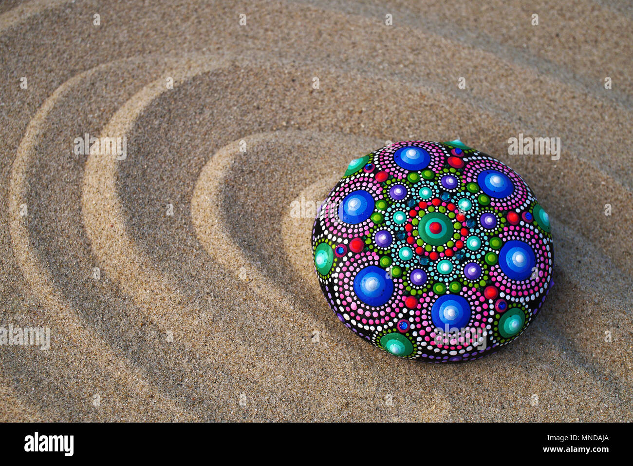 Mandala peint à la main sur du sable rock libre Banque D'Images