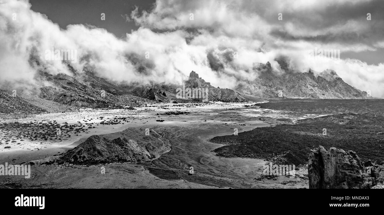 Vue monochrome de l'avion d'Ucanca et des montagnes de la cratère sur le Mont Teide ou Pico del Teide est un volcan actif sur Tenerife Banque D'Images