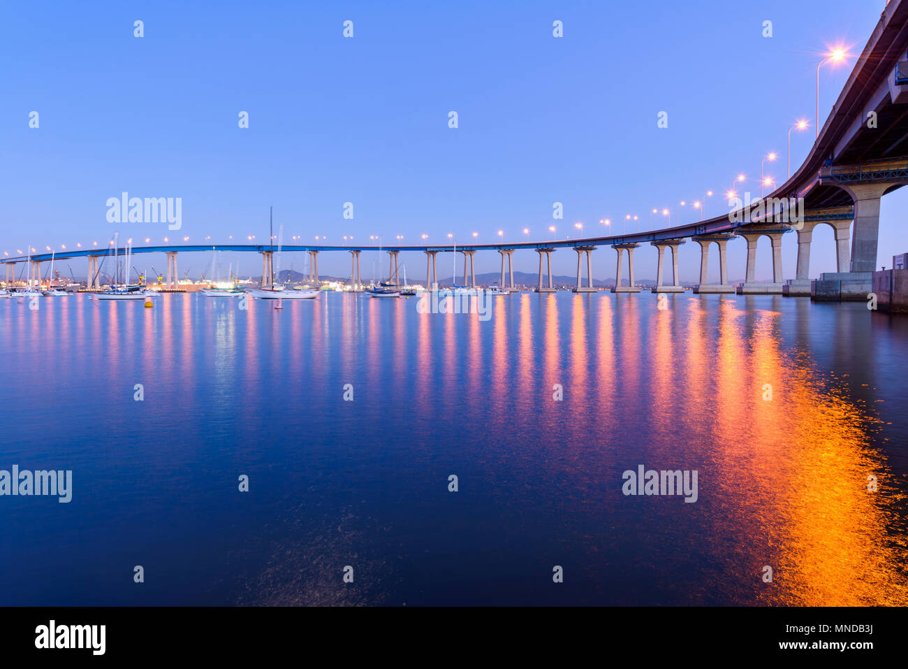 Coronado Bridge au crépuscule - un close-up view of dusk Coronado Bridge, liquidation plus calme Baie de San Diego, à San Diego, Californie, USA. Banque D'Images