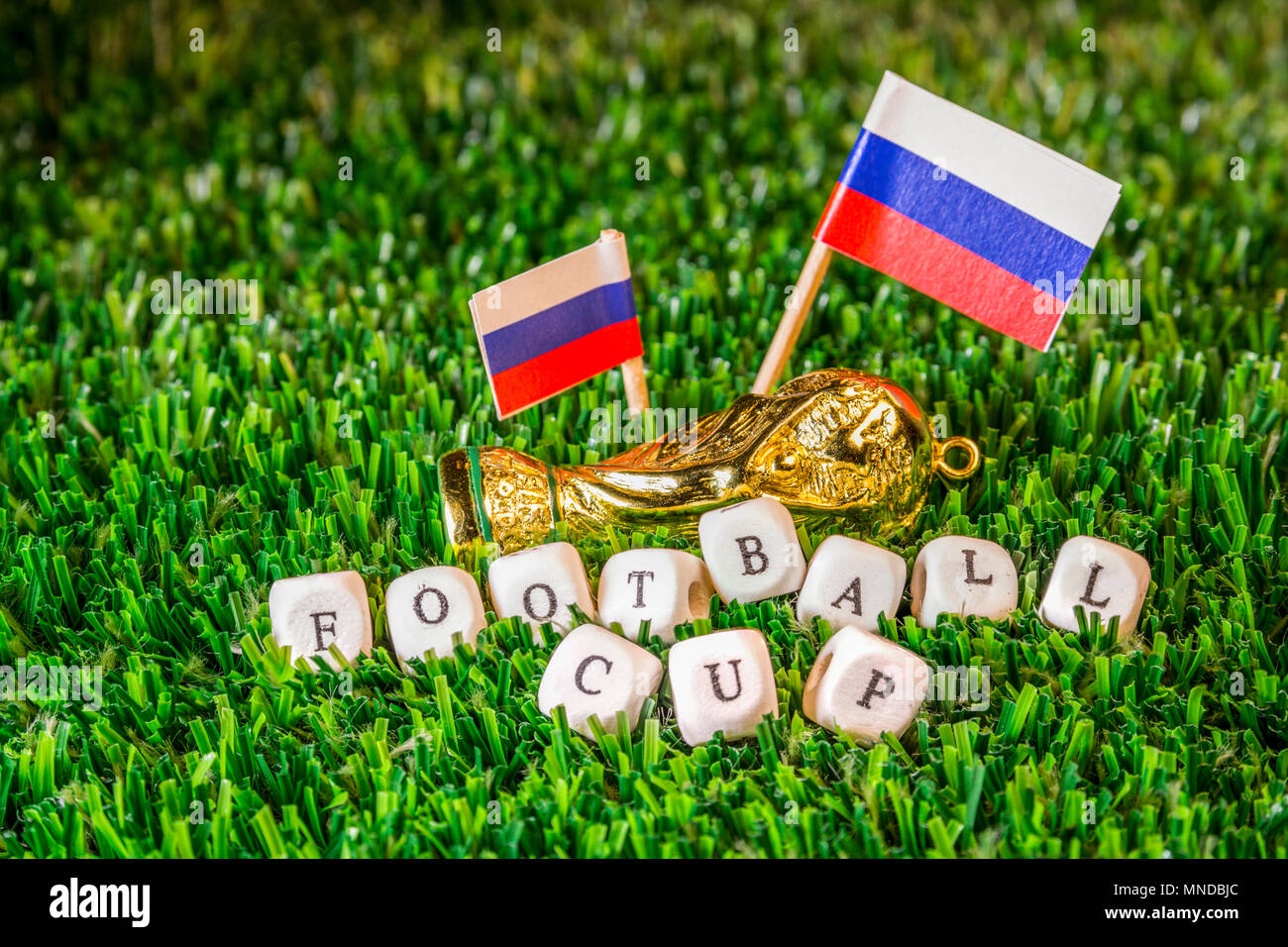 Concept de la coupe de la Fifa. Trophée d'or, Fédération de drapeaux et football cup mots sur l'herbe verte. Convient pour la Russie 2018 football ou soccer Cup concept. Banque D'Images