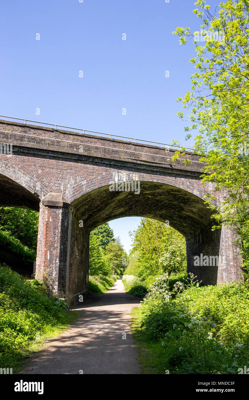 Sur la route du sel de fer désaffectée, maintenant ligne sentier public près de Wheelock Cheshire UK Banque D'Images