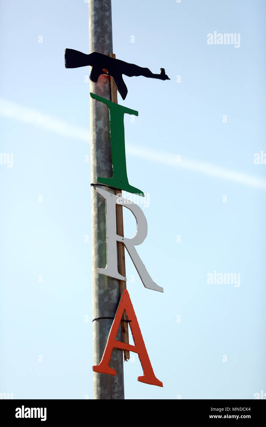 Lettres de l'IRA sont vus sur la Falls Road, l'ouest de Belfast, mai 2018. La Falls Road (de l'Irlandais na túath bhFál, signifiant 'territoire de la mise en boîtier) est la route principale de l'ouest de Belfast, Irlande du Nord, allant de Divis Street dans le centre-ville de Belfast à Andersonstown dans les banlieues. Son nom est synonyme de la communauté républicaine dans la ville, tandis que la route est principalement Shankill voisins loyaliste, séparée de la Falls Road par lignes de paix. La route est généralement appelée la Falls Road, plutôt que comme Falls Road. Il est connu sous le nom de la Faas car de Ulster.[ Photo/Paul McEr Banque D'Images