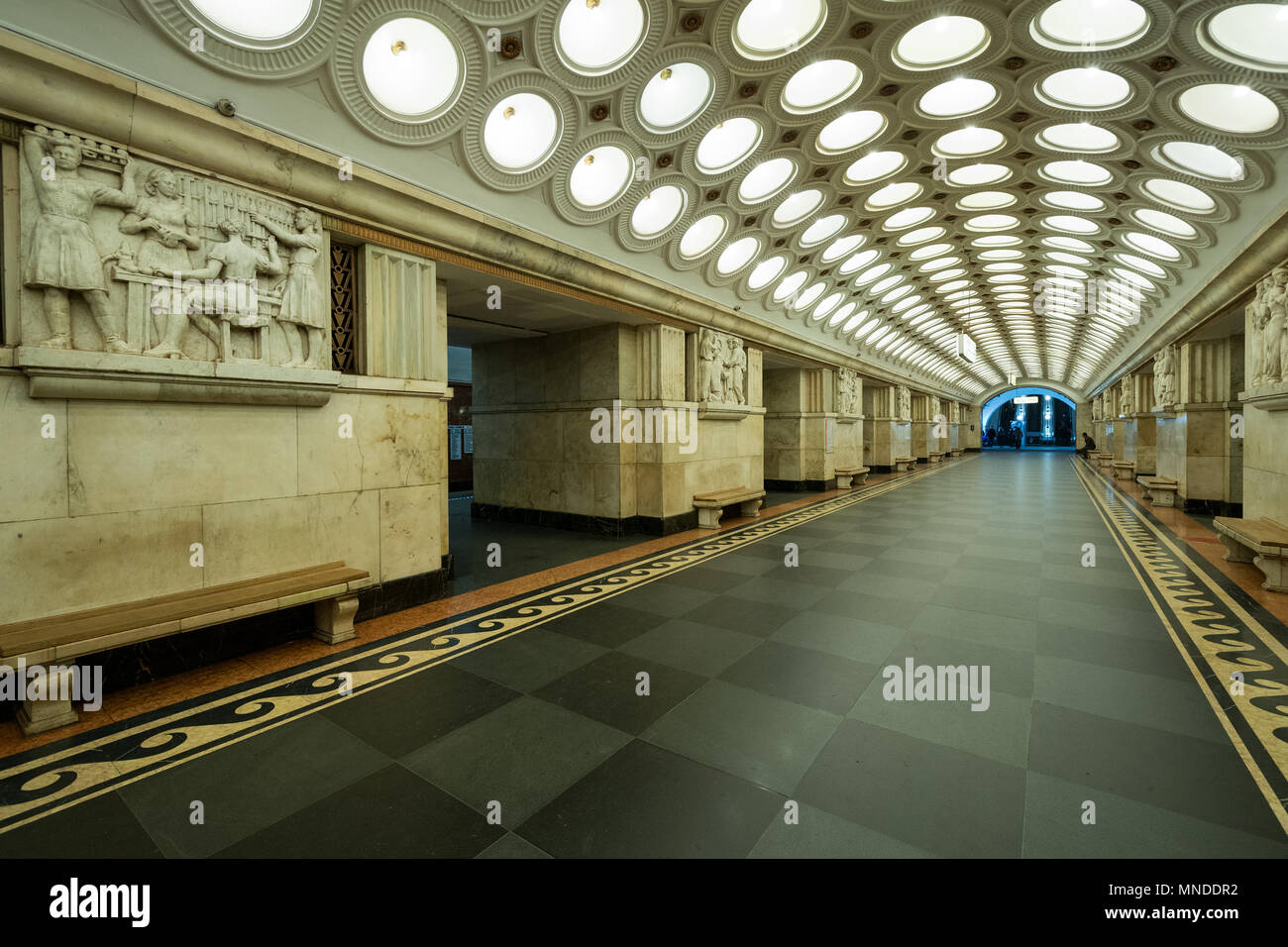 Salle centrale du niveau d'eau profonde de la station de métro Elektrozavodskaya. Métro de Moscou, Russie Banque D'Images
