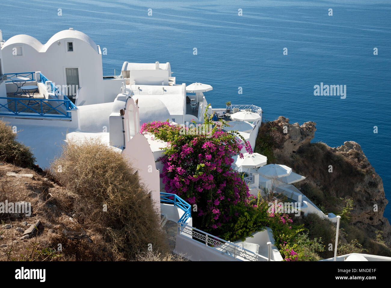 Vue de célèbres bâtiments blanc et bleu à côté de l'océan dans Santorini, Grèce Banque D'Images