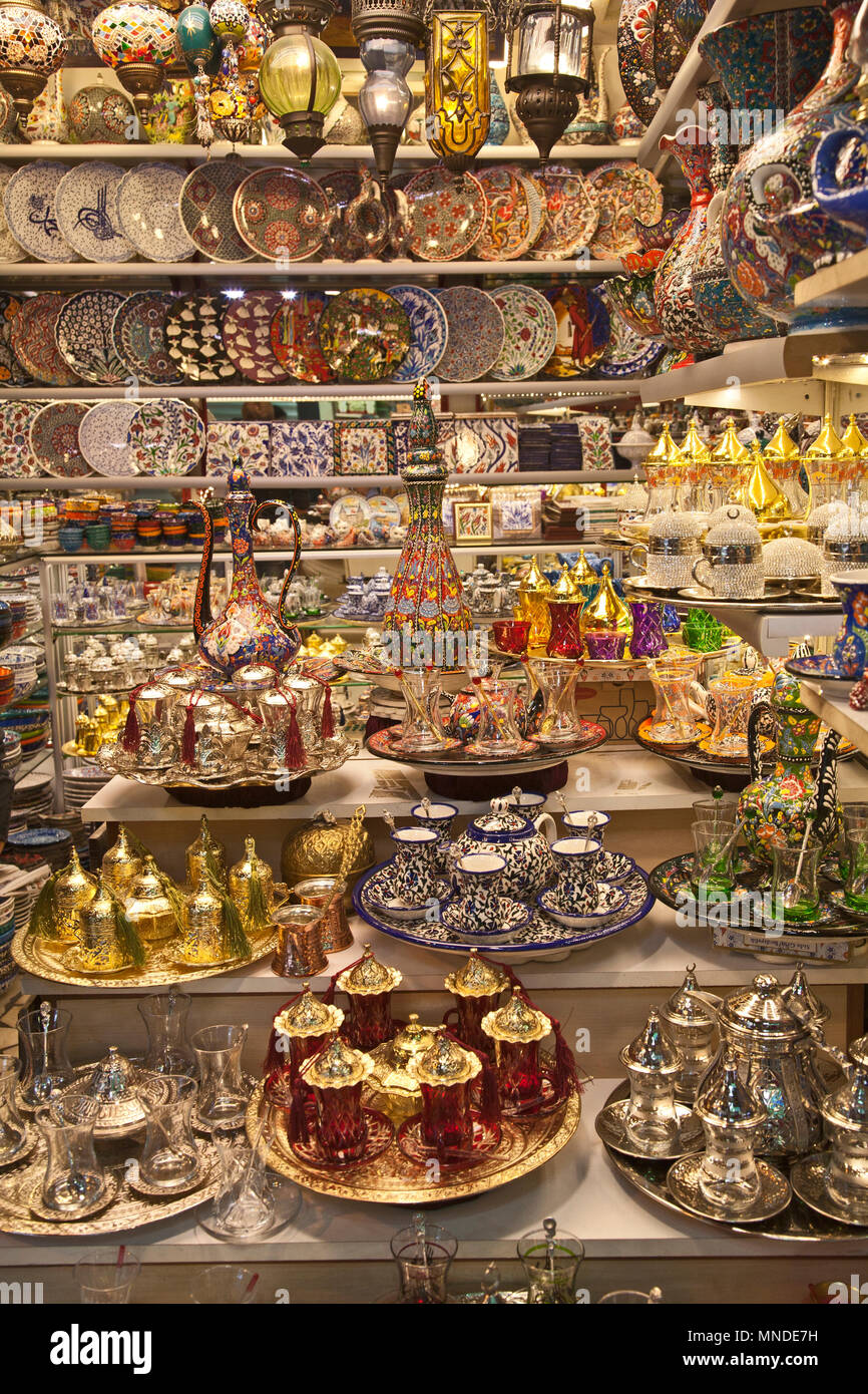 Une échoppe de marché avec de l'or, le laiton, le cuivre et l'argent et des plats de souvenirs Banque D'Images