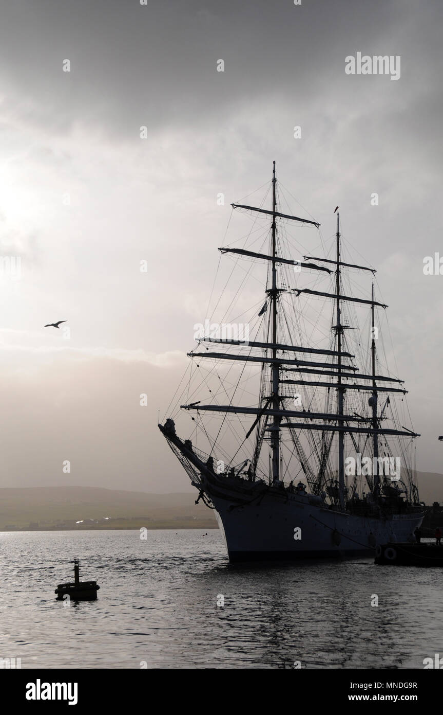 Sillouette Tallship telle qu'elle est entrée en poste à quai dans un port Banque D'Images