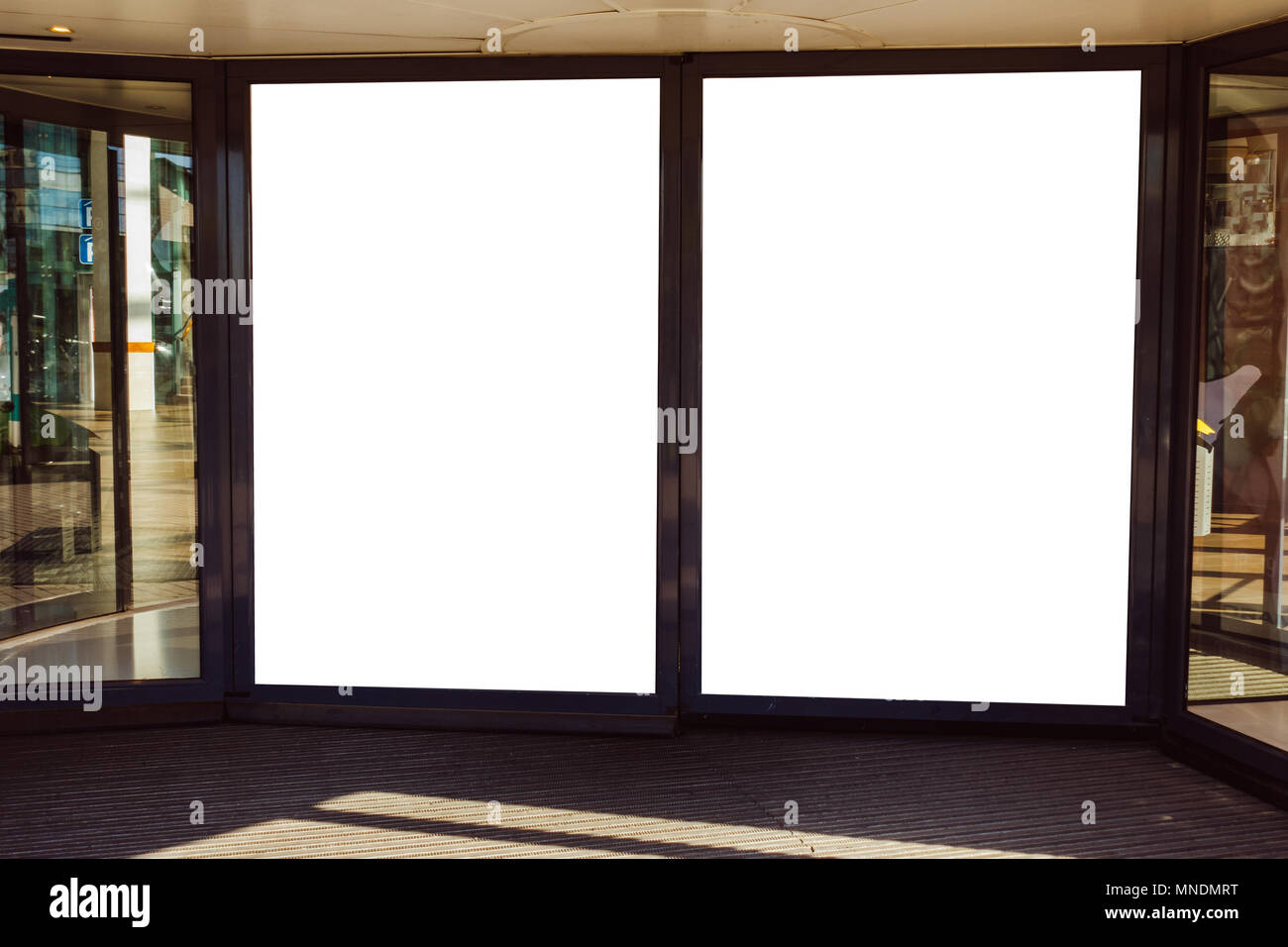 Des maquettes de vitrine vide, billboard près de porte d'entrée du centre commercial Banque D'Images