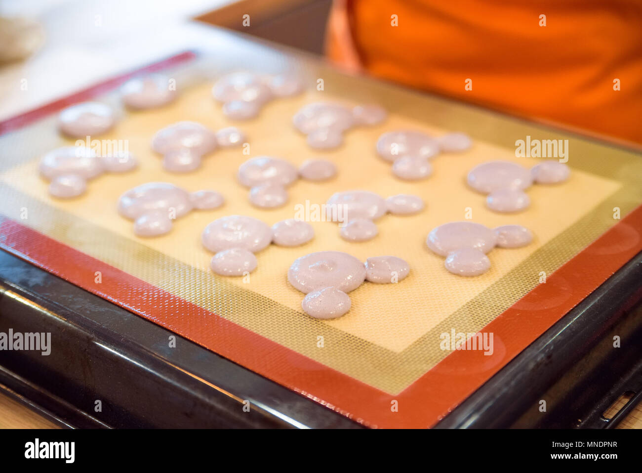 Close up cookies macrons français sur le plat Banque D'Images