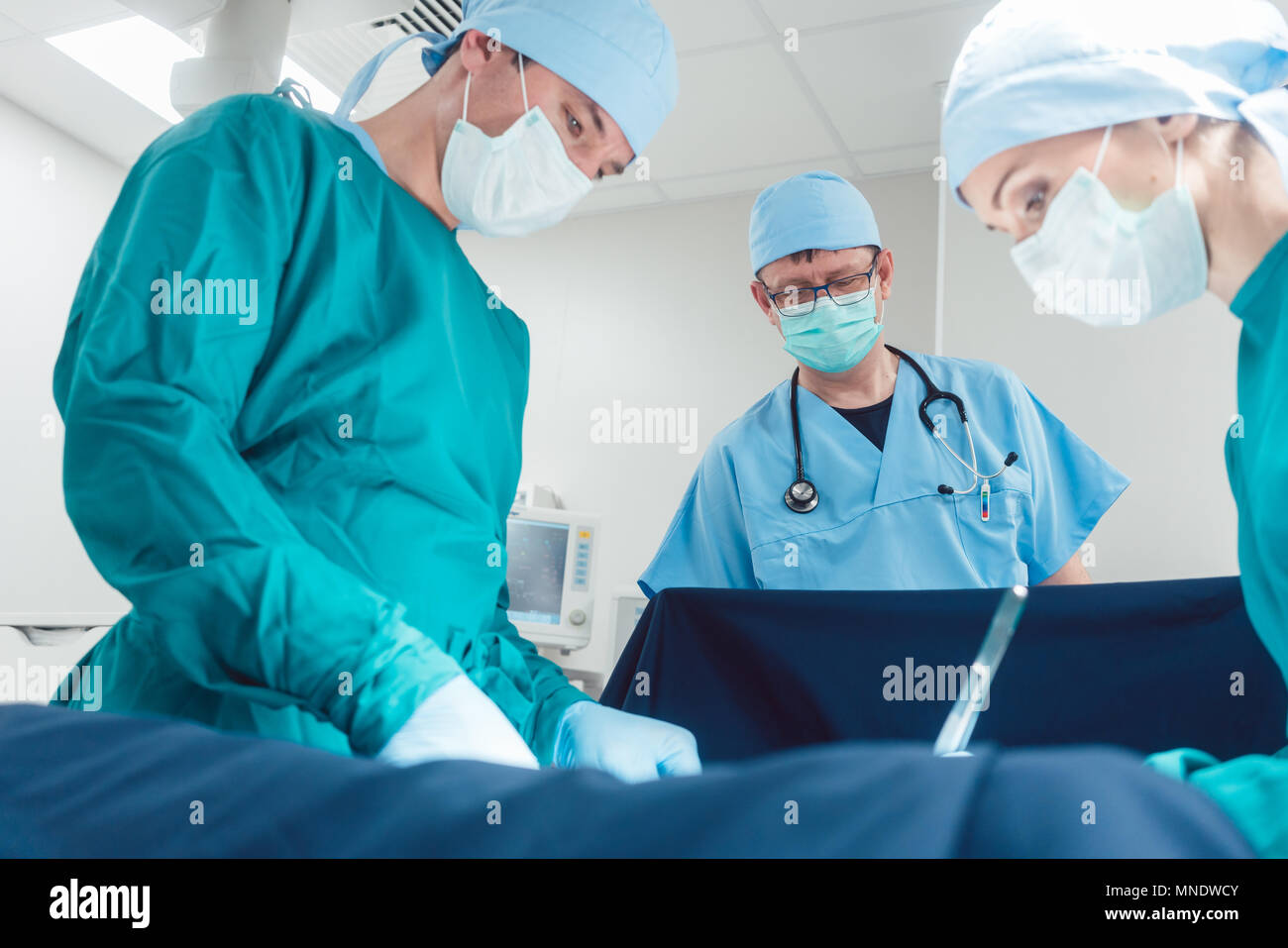 Médecin chirurgicale en pleine concentration sur l'opération Banque D'Images