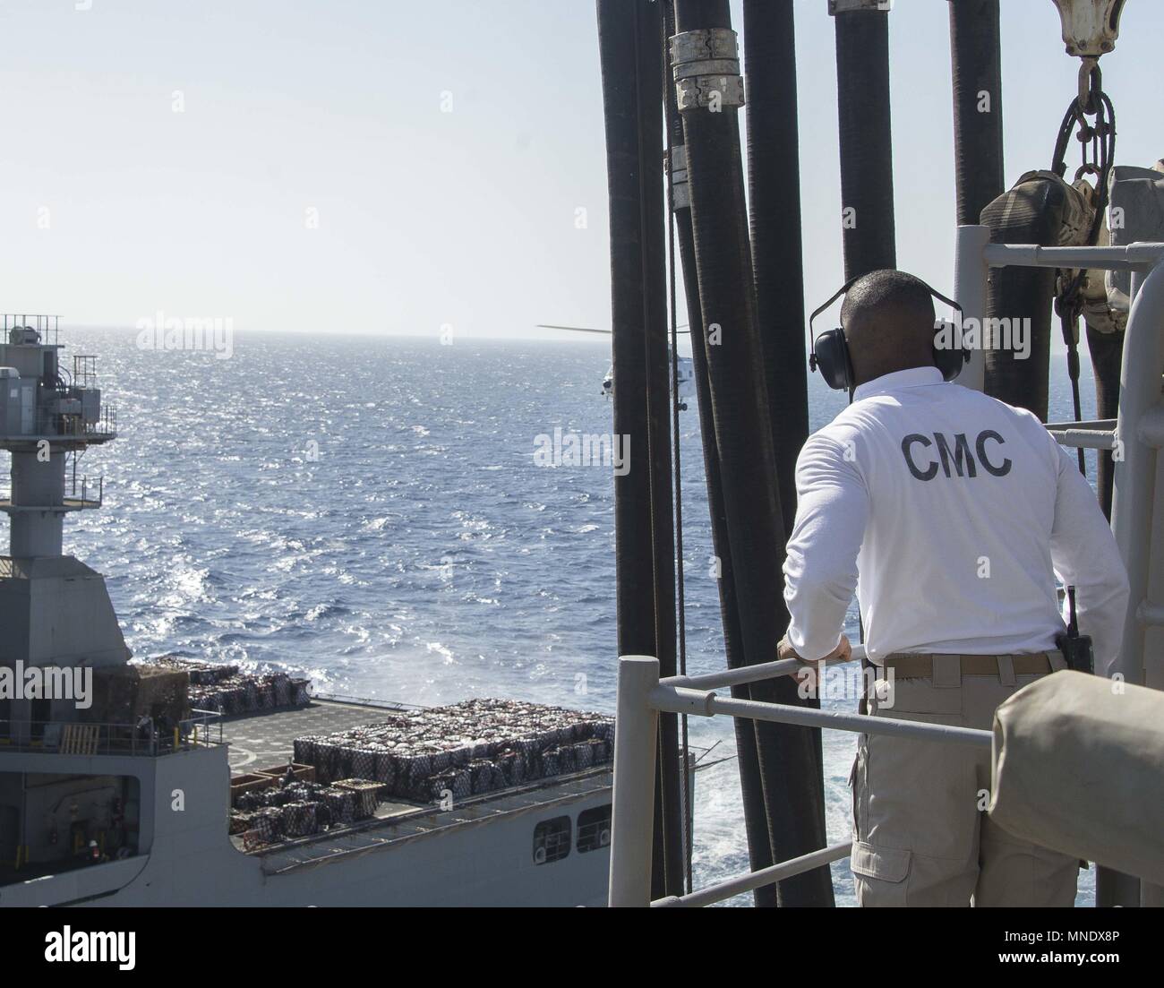 180515-N-AH771-0067 U.S. 5ÈME ZONE DES OPÉRATIONS DE LA FLOTTE (15 mai 2018) Master Chief Ervin H. III Byrd, montres les cargaisons sèches et de munitions ship USNS Amelia Earhart (T-AKE 6) venir aux côtés de la classe Wasp-navire d'assaut amphibie USS Iwo Jima (DG 7) au cours d'un ravitaillement en mer, le 15 mai 2018, 15 mai 2018. Iwo Jima, homeported à Mayport, en Floride est sur le déploiement de la 5e flotte américaine zone d'opérations à l'appui d'opérations de sécurité maritime de rassurer les alliés et partenaires, et de préserver la liberté de navigation et la libre circulation du commerce dans la région. (U.S. Photo de la marine en masse Comm Banque D'Images