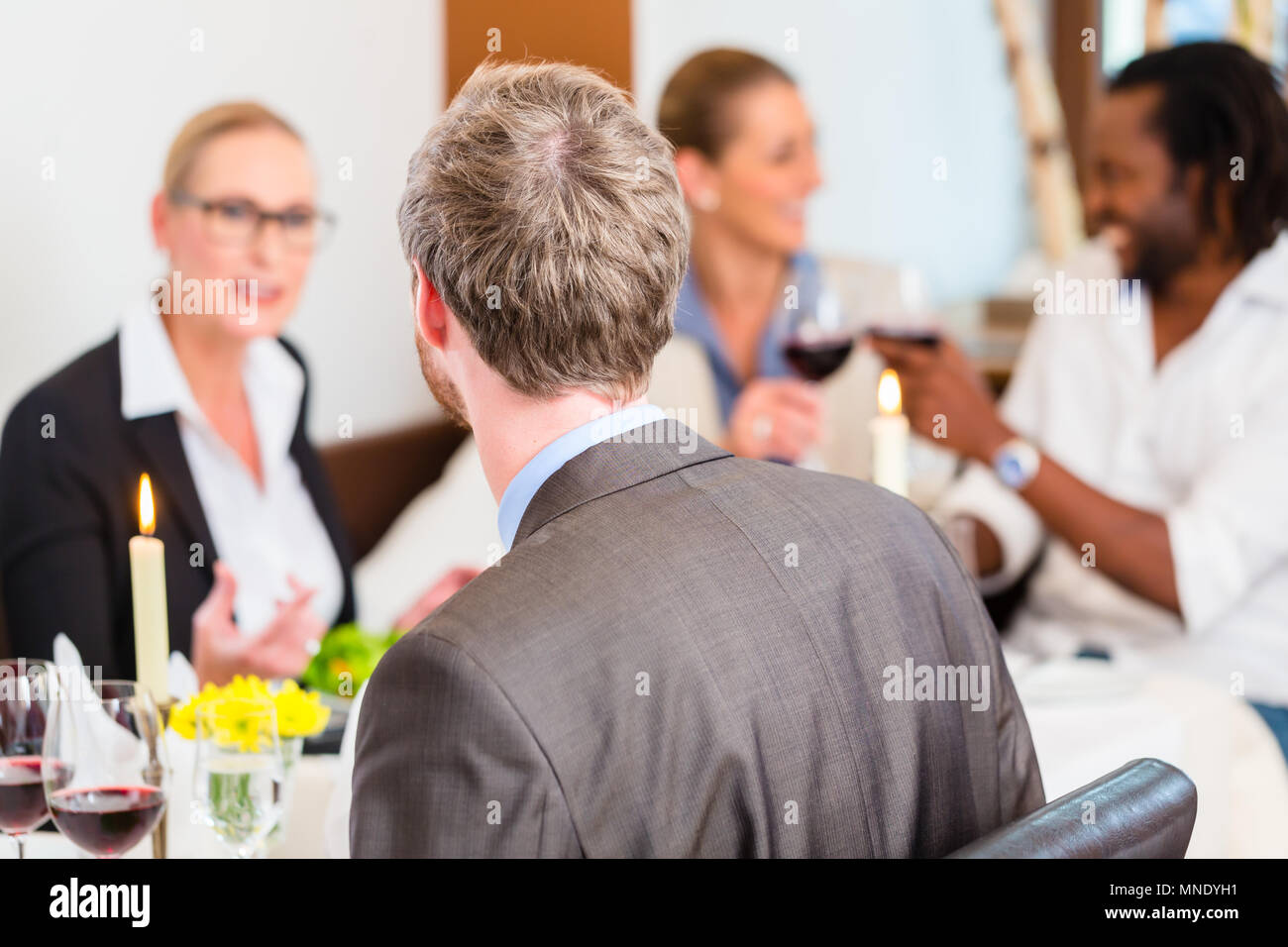 Déjeuner d'affaires au restaurant avec de la nourriture et du vin Banque D'Images
