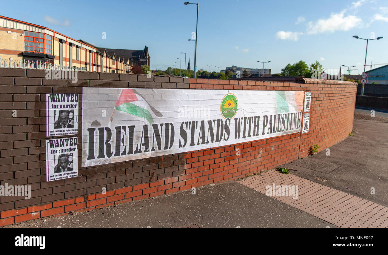 Divis Street, Belfast, en Irlande du Nord.16 Mai 2018. Une bannière avec l'Irlande se distingue avec la Palestine est collé à un mur sur Divis Street à Belfast en réaction aux meurtres de manifestants à Gaza par des soldats israéliens Photo : Sean Harkin/Alamy Live News Crédit : sales@alamy.com Bonzo/Alamy Live News Banque D'Images