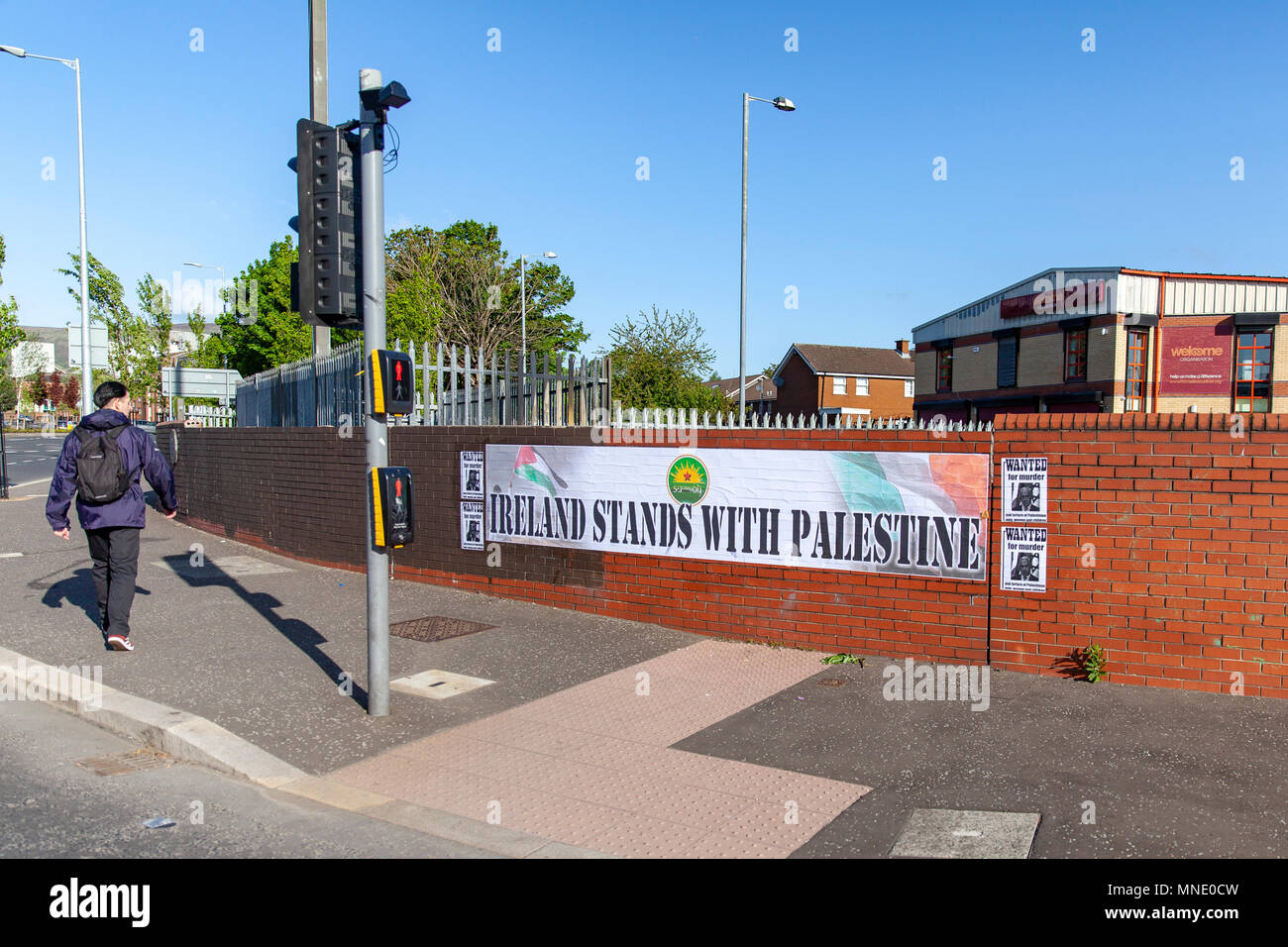 Divis Street, Belfast, en Irlande du Nord.16 Mai 2018. Une bannière avec l'Irlande se distingue avec la Palestine est collé à un mur sur Divis Street à Belfast en réaction aux meurtres de manifestants à Gaza par des soldats israéliens Photo : Sean Harkin/Alamy Live News Crédit : sales@alamy.com Bonzo/Alamy Live News Banque D'Images