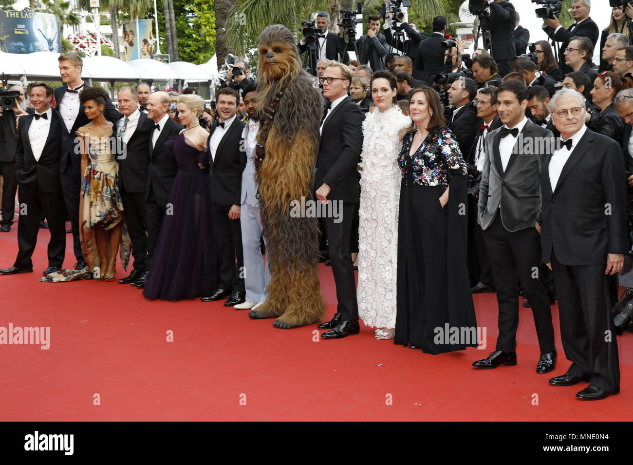 Producteur Simon Emanuel, acteur Joonas Suotamo, actrice Thandie Newton, Woody Harrelson, acteur réalisateur Ron Howard, l'actrice Emilia Clarke, acteurs Alden Ehrenreich, Donald Glover, Chewbacca, l'acteur Paul Bettany, actrice Phoebe Waller-Bridge, Kathleen Kennedy producteur, scénariste Jonathan Kasdan et écrivain Lawrence Kasdan participant à la 'Solo : Une histoire de la guerre des étoiles' premiere au cours de la 71e édition du Festival de Cannes au Palais des Festivals le 15 mai 2018 à Cannes, France | Verwendung weltweit Banque D'Images