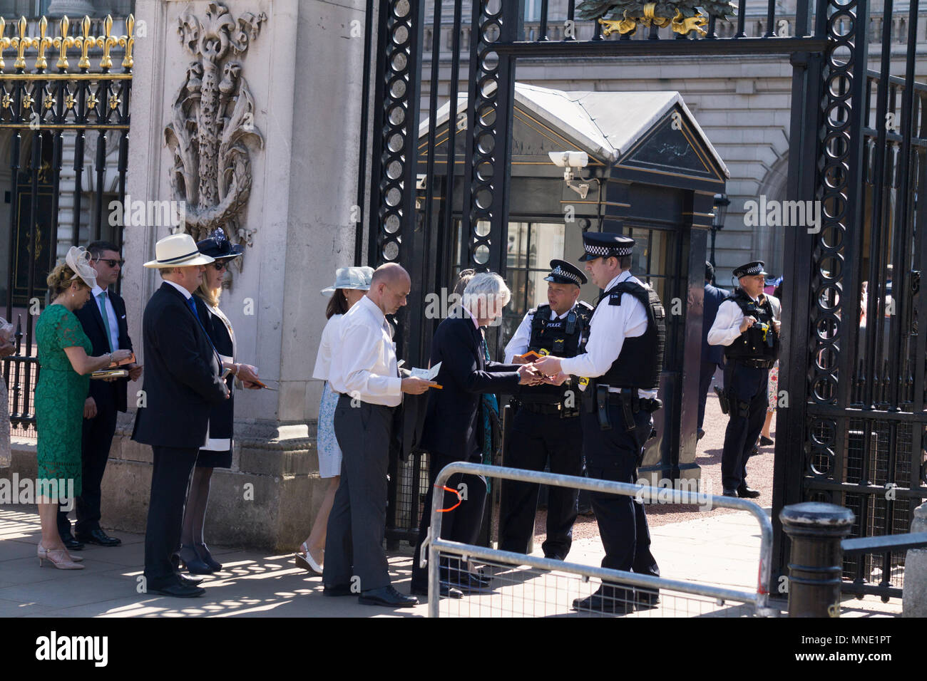 Londres, Royaume-Uni. Le 15 mai 2018. Les clients arrivent pour la première Queens garden party de la saison à Buckingham Palace Crédit : Alamy/Goutte d'encre Live News Banque D'Images