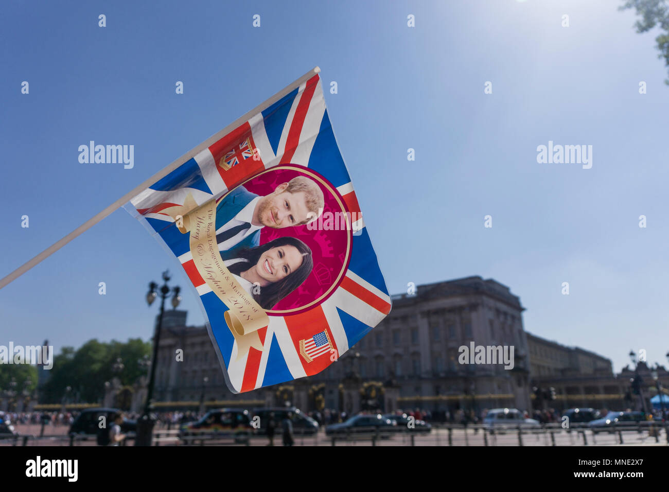 Londres, Royaume-Uni. Le 15 mai 2018. Union jack flag avec le prince Harry et Meghan Markle sur est agité à l'extérieur de Buckingham Palace avant le mariage royal a lieu à Windsor photo : Alamy/Goutte d'encre Live News Banque D'Images