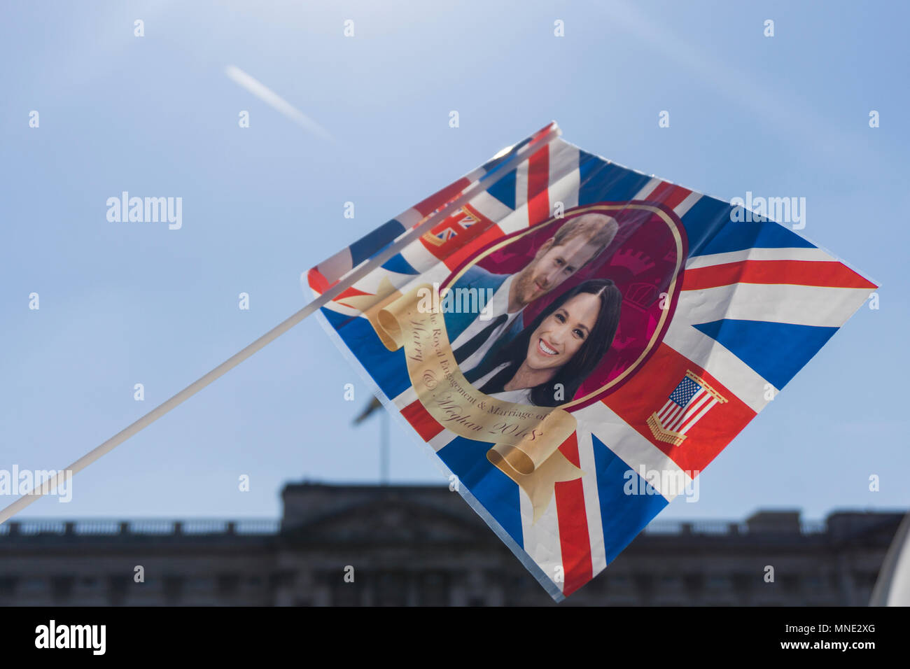 Londres, Royaume-Uni. Le 15 mai 2018. Union jack flag avec le prince Harry et Meghan Markle sur est agité à l'extérieur de Buckingham Palace avant le mariage royal a lieu à Windsor photo : Alamy/Goutte d'encre Live News Banque D'Images