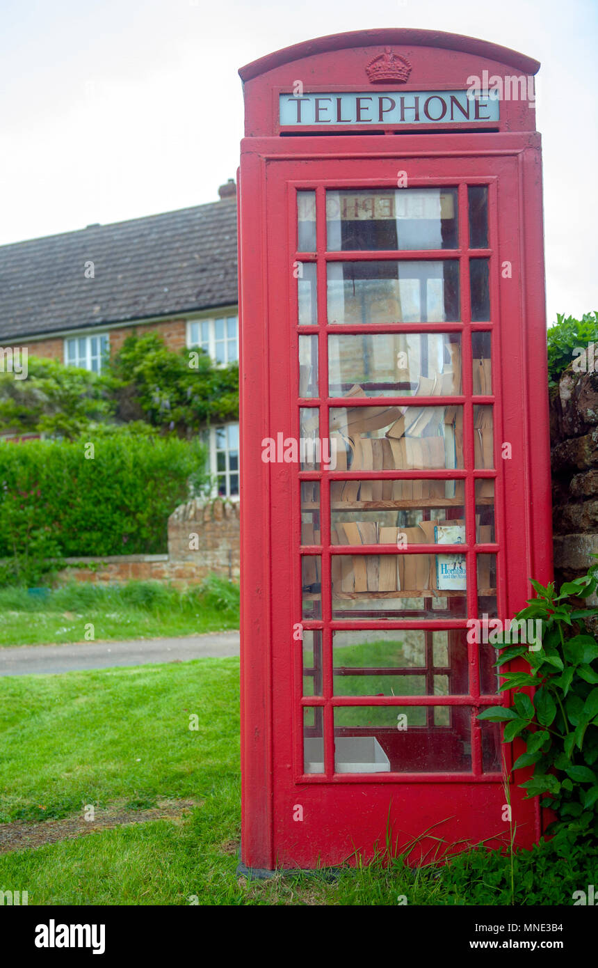 Le Leicestershire, UK. 16 mai 2018. Un vieux téléphone fort est utilisé comme un livre commun échange ou bibliothèque locale dans le village de Drayton, Leicestershire, UK. © flab lstr / Alamy Live News Banque D'Images