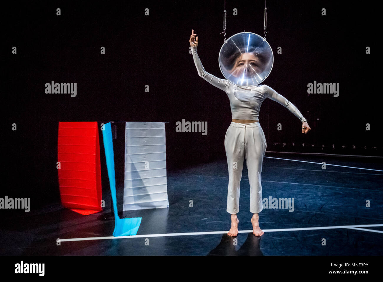 Londres, Royaume-Uni. 16 mai, 2018. Riverrun : Interface du corps instables. Spectacle de danse d'avant-garde par l'artiste coréen Jin Yeob Cha(photo) et artiste visuel Vakki. Crédit : Guy Josse/Alamy Live News Banque D'Images