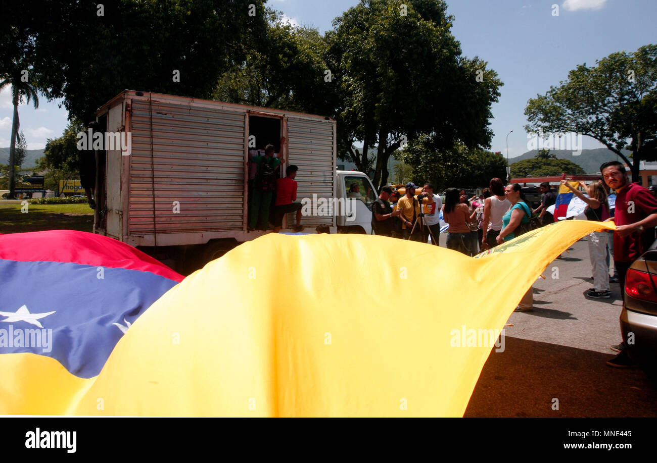 Valencia, Carabobo, Venezuela. 16 mai, 2018. Le 16 mai 2018. Les élèves accompagnés par la société civile ont protesté dans le bidonville de Guaparo, contre les élections présidentielles. Ils ont appelé à ne pas voter en ce qu'ils décrivent comme une fraude électorale où ils ne seront pas élus parce que de l'enlèvement du Venezuela et du système électoral serait entérinant un gouvernement illégitime. À Valence, l'État de Carabobo. Photo : Juan Carlos Hernandez Crédit : Juan Carlos Hernandez/ZUMA/Alamy Fil Live News Banque D'Images