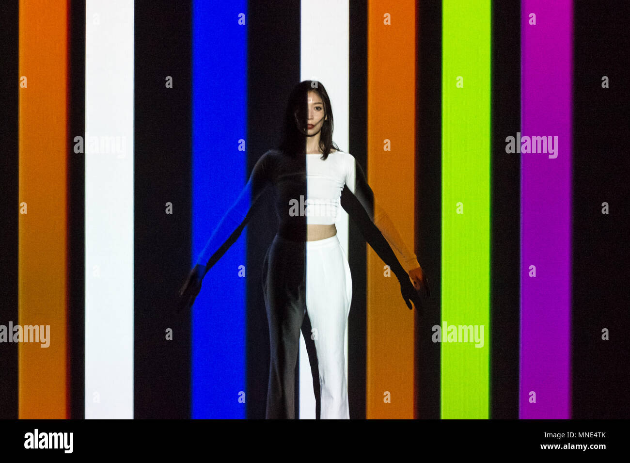 Londres, Royaume-Uni. 16 mai, 2018. Riverrun : Interface du corps instables. Spectacle de danse d'avant-garde par l'artiste coréen Jin Yeob Cha(photo) et artiste visuel Vakki. Crédit : Guy Josse/Alamy Live News Banque D'Images