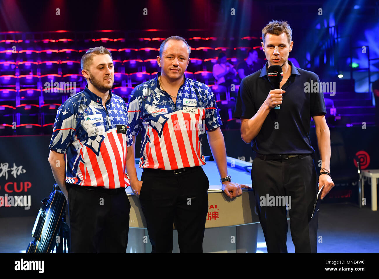 Shanghai, Chine. 16 mai, 2018. USA's Shane van Boening et Skyler Woodward - entrevue d'après-match avec Tony Wrighton présentateur lors de la Coupe du monde 2018 : 1 piscine ronde - USA contre Singapour au gymnase (Luwan) Arena le mercredi, 16 mai 2018. SHANGHAI, CHINE. Credit : Crédit : Wu G Taka Taka Wu/Alamy Live News Banque D'Images