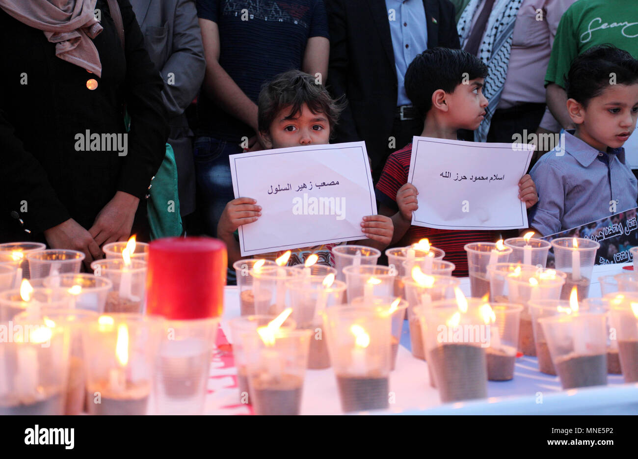 La ville de Gaza, bande de Gaza, territoire palestinien. 16 mai, 2018. Palestiniens allument des bougies au cours d'une manifestation de deux jours après au moins 60 Palestiniens ont été tués et 2 400 ont été blessés dont des enfants, ont été tués par balle par des soldats israéliens alors qu'ils se sont rassemblés pour manifester le long des frontières de la bande de Gaza contre l'ambassade américaine à Jérusalem, à l'extérieur du siège de l'UNESCO dans la ville de Gaza le 16 mai 2018 Crédit : Mahmoud Ajour/APA/Images/fil ZUMA Alamy Live News Banque D'Images