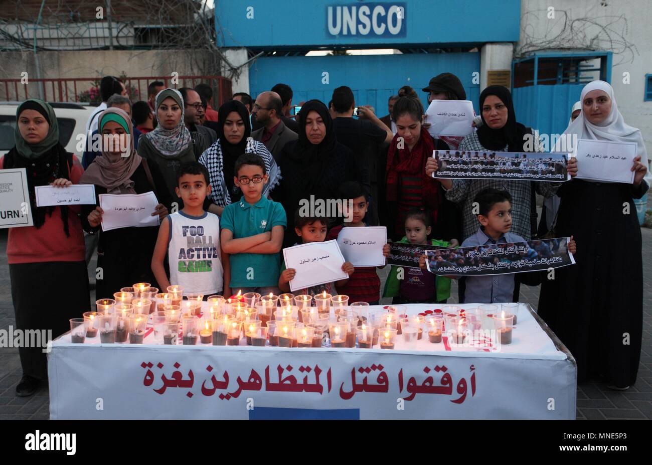 La ville de Gaza, bande de Gaza, territoire palestinien. 16 mai, 2018. Palestiniens allument des bougies au cours d'une manifestation de deux jours après au moins 60 Palestiniens ont été tués et 2 400 ont été blessés dont des enfants, ont été tués par balle par des soldats israéliens alors qu'ils se sont rassemblés pour manifester le long des frontières de la bande de Gaza contre l'ambassade américaine à Jérusalem, à l'extérieur du siège de l'UNESCO dans la ville de Gaza le 16 mai 2018 Crédit : Mahmoud Ajour/APA/Images/fil ZUMA Alamy Live News Banque D'Images