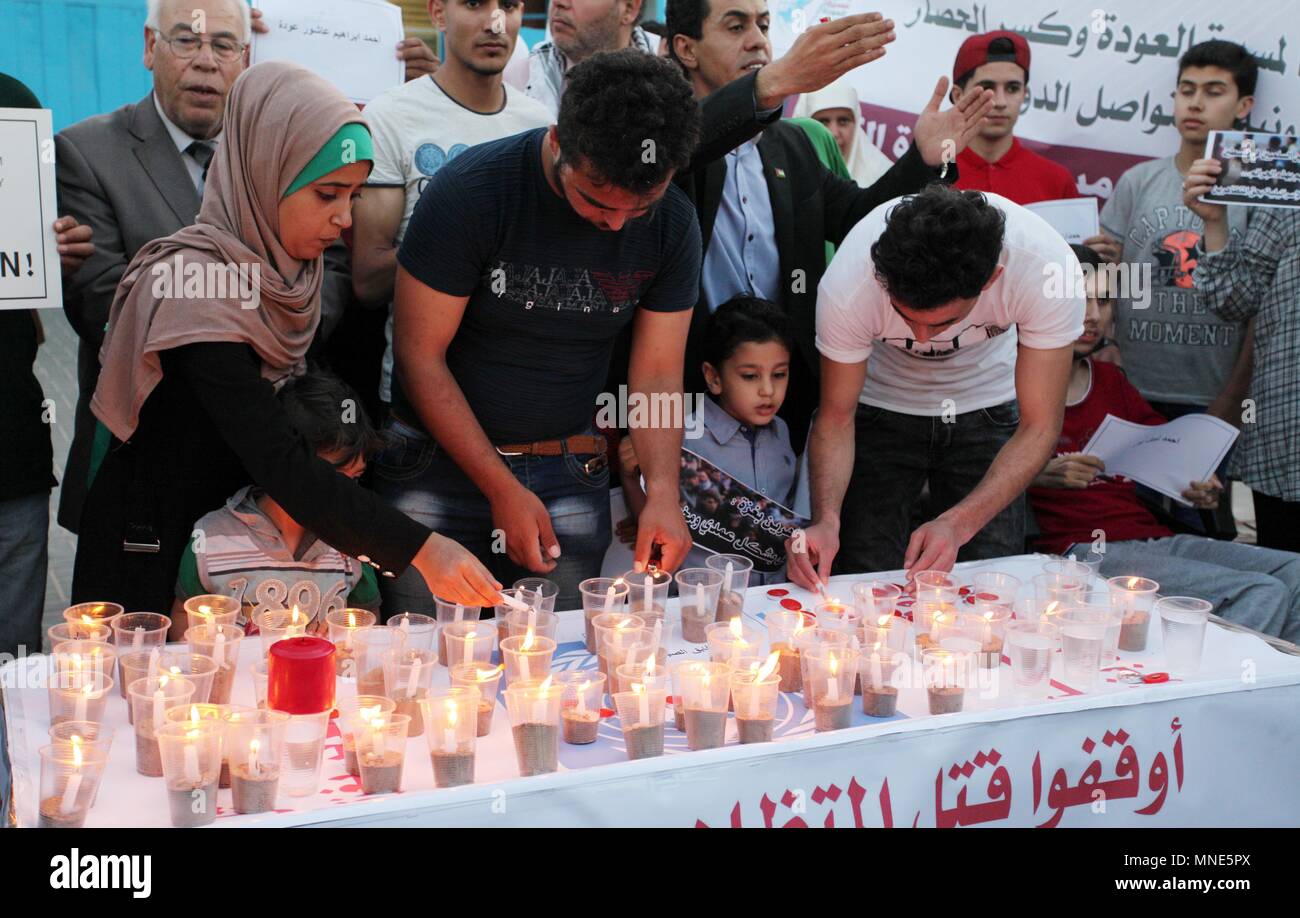 La ville de Gaza, bande de Gaza, territoire palestinien. 16 mai, 2018. Palestiniens allument des bougies au cours d'une manifestation de deux jours après au moins 60 Palestiniens ont été tués et 2 400 ont été blessés dont des enfants, ont été tués par balle par des soldats israéliens alors qu'ils se sont rassemblés pour manifester le long des frontières de la bande de Gaza contre l'ambassade américaine à Jérusalem, à l'extérieur du siège de l'UNESCO dans la ville de Gaza le 16 mai 2018 Crédit : Mahmoud Ajour/APA/Images/fil ZUMA Alamy Live News Banque D'Images