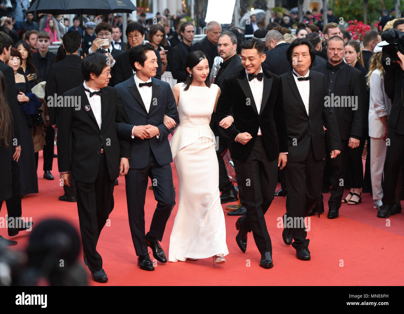 Cannes, France. 16 mai 2018 : Jun-dong Lee, Steven Yeun, Jong-seo Jeon, Ah-in Yoo, Chang-dong Lee assister à la "Burning' premiere au cours de la 71e festival de Cannes. Credit : Idealink Photography/Alamy Live News Banque D'Images