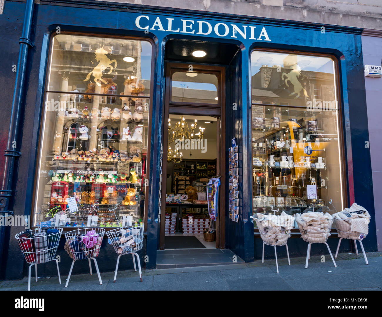 Royal Mile, Edinburgh, Ecosse, Royaume-Uni. Une boutique touristique appelé Calédonie écossaise traditionnelle avec des souvenirs et des cadeaux Banque D'Images