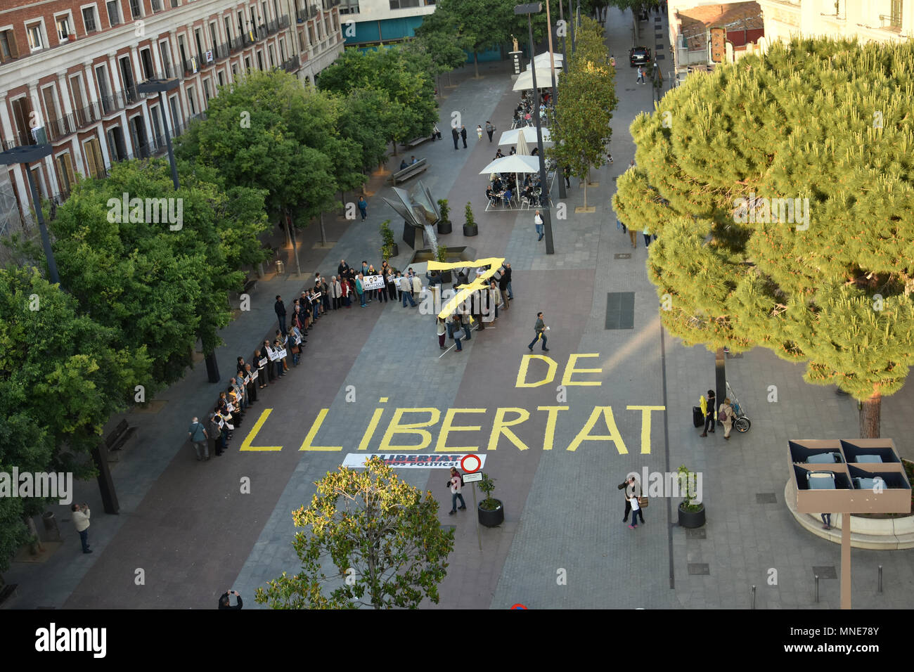 Vue d'un oiseau de la manifestation avec les manifestants formant un "7" avec des pancartes jaunes. Autour de cinquante personnes se sont réunies à l'Hospitalet Ville pour exiger la libération des prisonniers politiques après avoir atteint 7 mois de prison. Banque D'Images