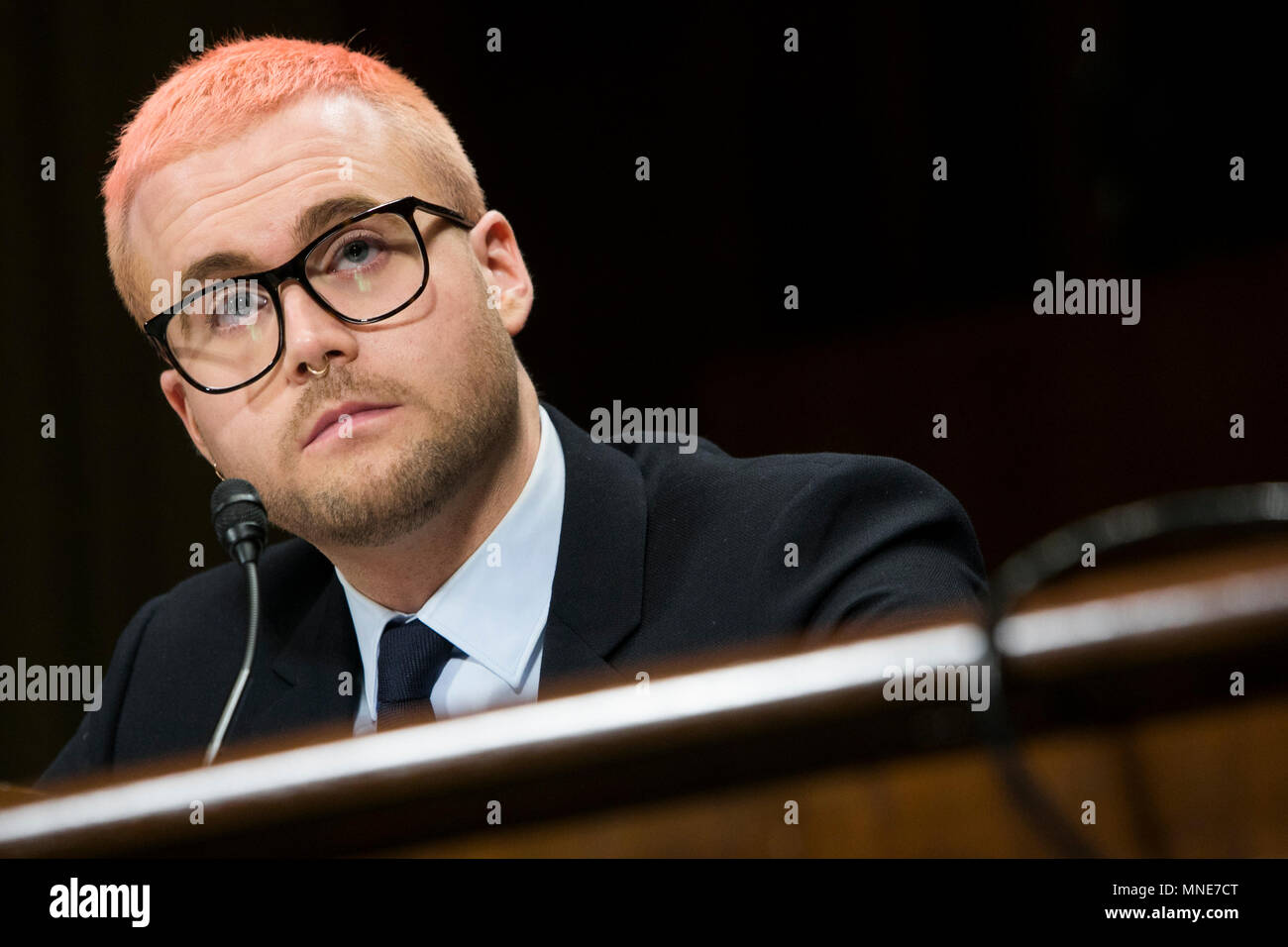 Washington DC, USA. 16 mai, 2018. Cambridge Analytica dénonciateur Christopher Wylie témoigne devant un comité judiciaire du Sénat audition sur Cambridge Analytica et l'avenir de la vie privée à Washington, D.C. le 16 mai 2018. Credit : Kristoffer Tripplaar/Alamy Live News Banque D'Images