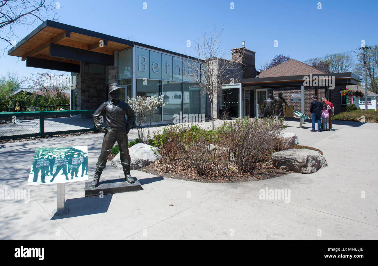 Toronto, Canada. 16 mai, 2018. Personnes visitent la maison commémorative Bethune à Gravenhurst, Ontario, Canada, 16 mai 2018. Le Canada fait de la Maison-Commémorative-Bethune l'entrée gratuite pour les jeunes de 17 ans et moins à partir de mercredi, sa première journée portes ouvertes en 2018. Credit : Zou Zheng/Xinhua/Alamy Live News Banque D'Images