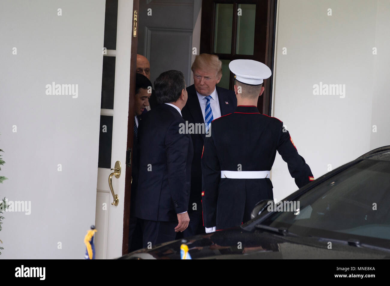 Washington, USA. 16 mai 2018. Le Président des Etats-Unis, Donald J. Trump parle avec le président de la République d'Ouzbékistan Shavkat Mirziyoyev quitte la Maison Blanche à Washington, DC Le 16 mai 2018. Crédit : Alex Edelman/CNP /MediaPunch MediaPunch Crédit : Inc/Alamy Live News Banque D'Images