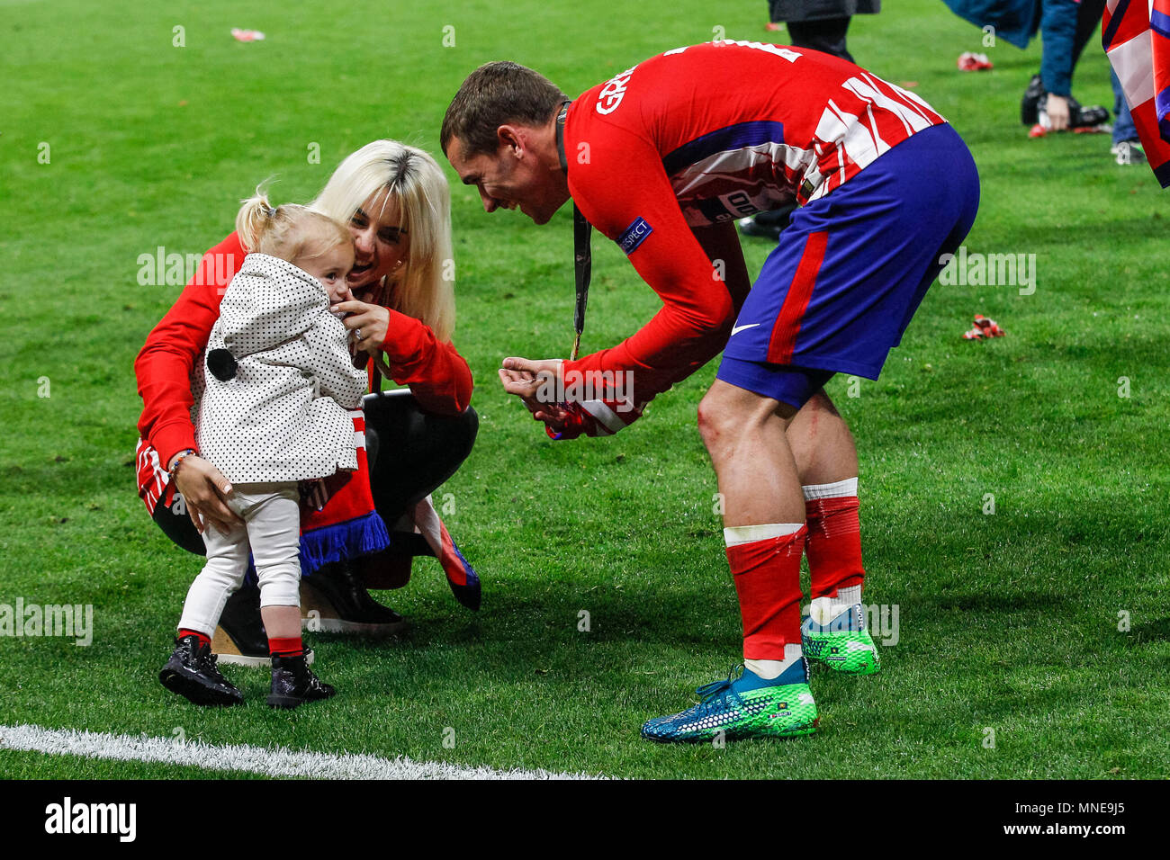 Antoine Griezmann de l'Atletico Madrid célèbre avec sa femme et sa fille  Erika Choperena Mia après l'UEFA Europa League match final entre Marseille  et l'Atletico Madrid au Parc Olympique Lyonnais le 16
