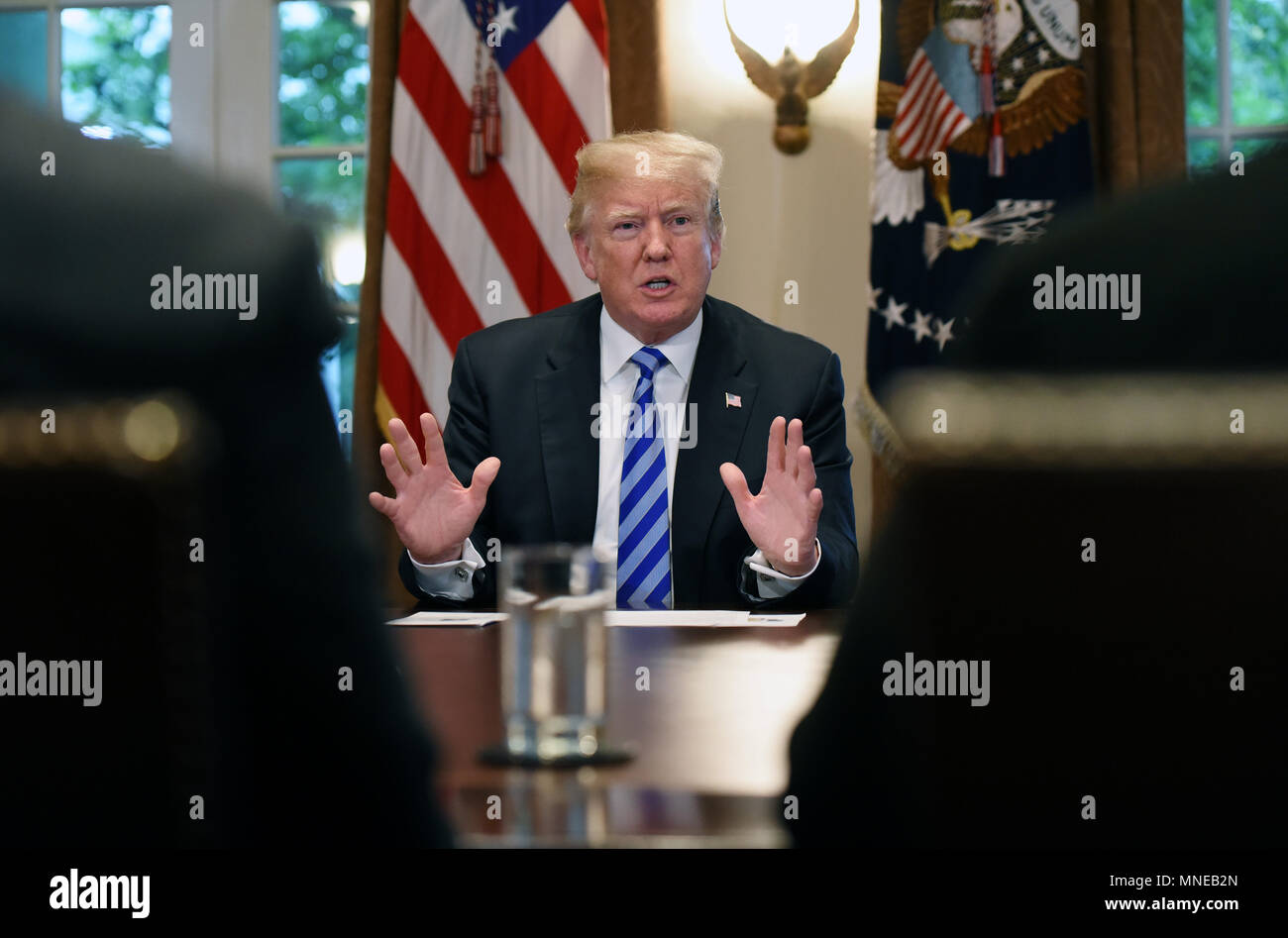 Washington, DC. 16 mai, 2018. Le Président des Etats-Unis, Donald J. Trump fait au cours d'une table ronde avec les dirigeants et les fonctionnaires de la Californie qui s'opposent à leurs politiques de l'Etat que dans leur sanctuaire Avis de presse étrangers illégaux criminels dans les collectivités publiques, dans la salle du Cabinet de la Maison Blanche, le 16 mai 2018 à Washington, DC. Crédit : Olivier Douliery/Piscine via CNP | Conditions de crédit dans le monde entier : dpa/Alamy Live News Banque D'Images