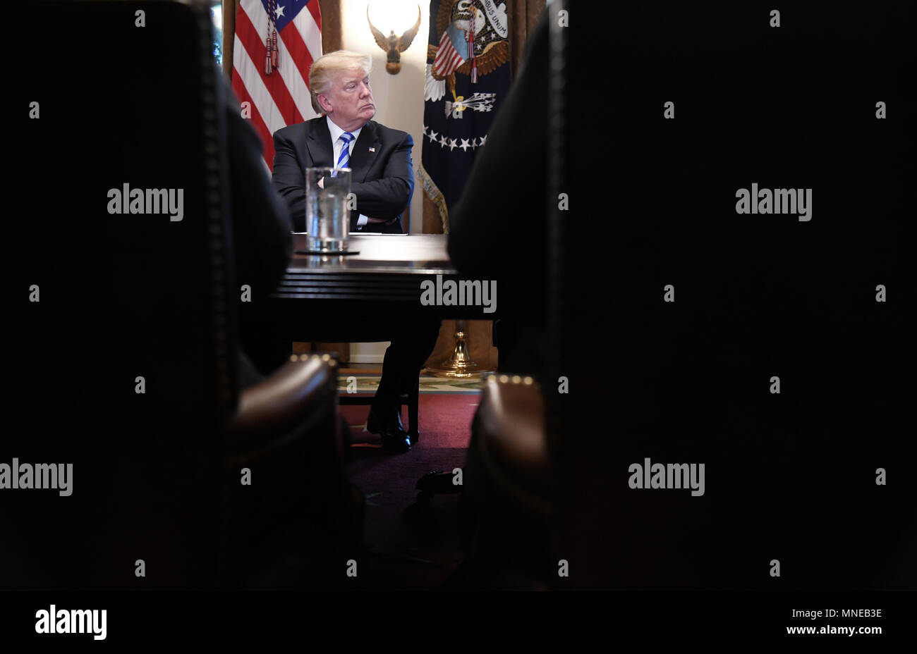 Washington, DC. 16 mai, 2018. Le Président des Etats-Unis, Donald J. Trump fait au cours d'une table ronde avec les dirigeants et les fonctionnaires de la Californie qui s'opposent à leurs politiques de l'Etat que dans leur sanctuaire Avis de presse étrangers illégaux criminels dans les collectivités publiques, dans la salle du Cabinet de la Maison Blanche, le 16 mai 2018 à Washington, DC. Crédit : Olivier Douliery/Piscine via CNP | Conditions de crédit dans le monde entier : dpa/Alamy Live News Banque D'Images