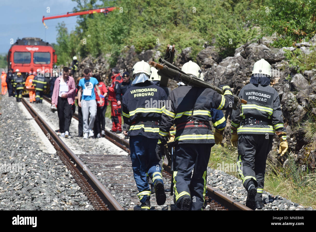 Kistanje, Croatie. 17 mai, 2018. Les sauveteurs croates participent à un train-crash exercice conçu pour la coordination de la sécurité intérieure en système Kistanje, la Croatie, le 16 mai 2018. Credit : Hrvoje Jelavic) (zxj/Xinhua/Alamy Live News Banque D'Images