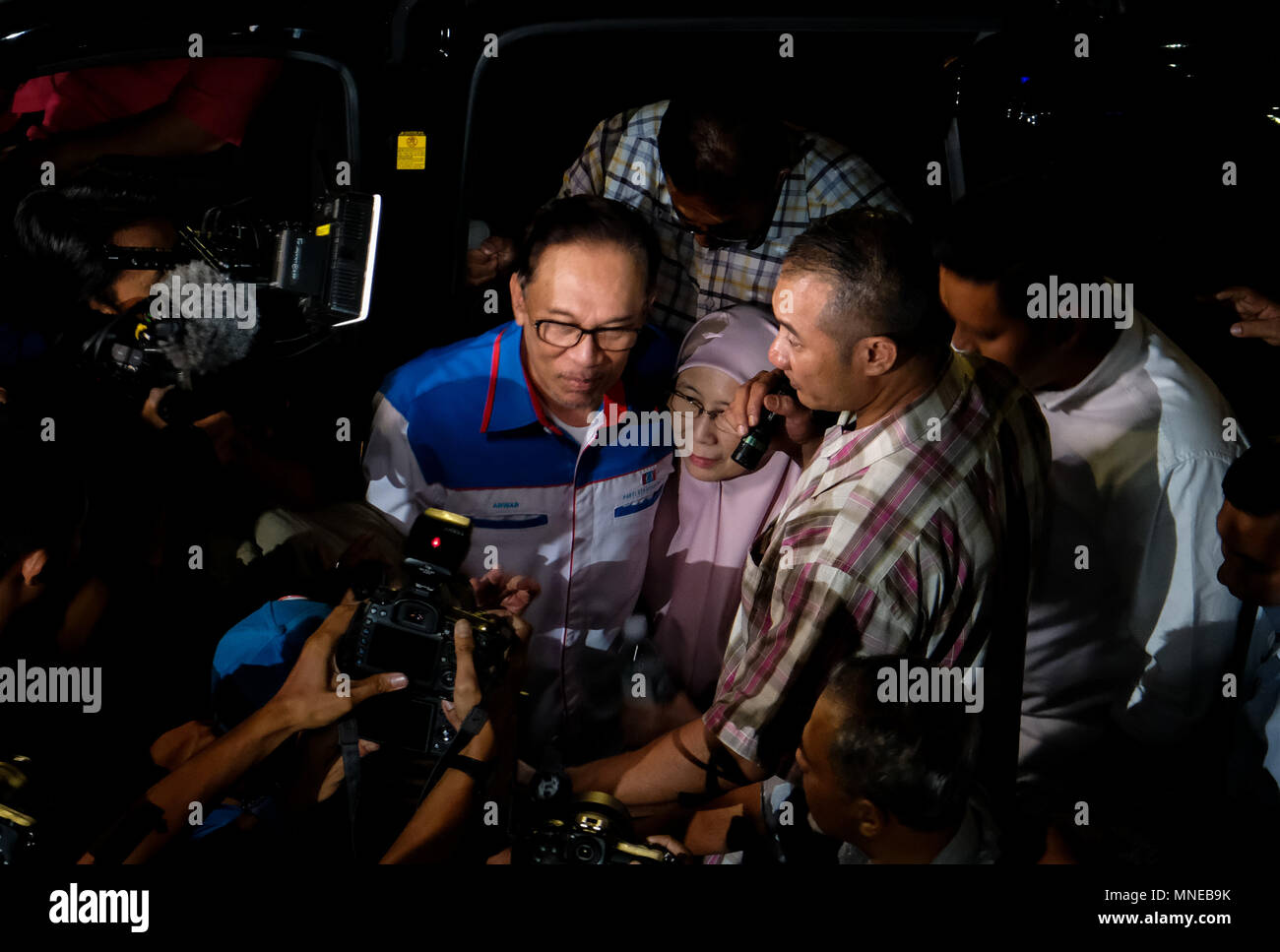 KUALA LUMPUR, MALAISIE - 16 mai : l'ancien chef de l'opposition Anwar Ibrahim en Malaisie et sa femme Wan Wan Azizah Ismail sommes arrivés vers 5h à Himpunan Rakyat Merdeka pour marquer la libération d'Anwar à Kuala Lumpur, Malaisie, le 16 mai 2018. Des milliers de partisans de rassemblement Pakatan Harapan célébré leur chef Anwar Ibrahim. Le Sultan de Malaisie a annoncé grâce totale de libération d'un ancien chef de l'opposition Anwar Ibrahim de prison la semaine dernière. Anwar a été condamné à 5 ans de prison pour sodomie cas Photo de Samsul dit/Nipponnews (Malaisie) Banque D'Images