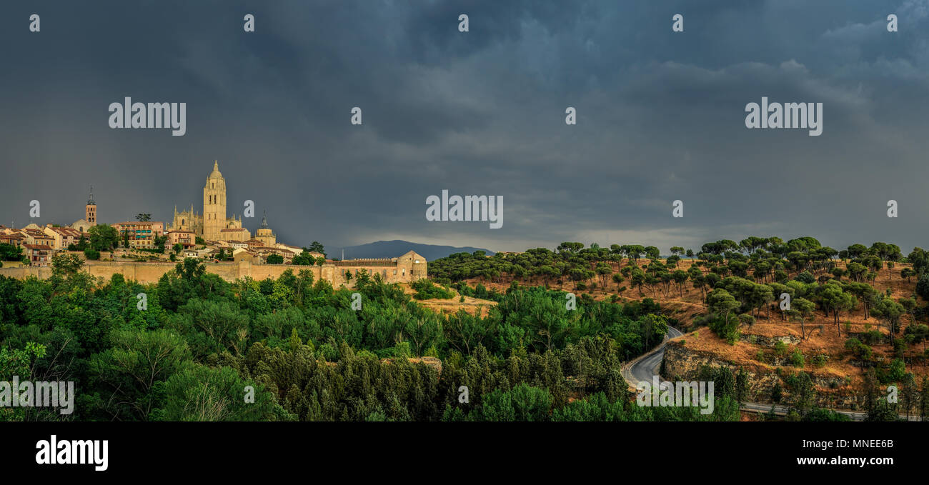 Vue panoramique spectaculaire avec les nuages orageux sur la cathédrale Santa Maria à Ségovie, ville d'Espagne. Banque D'Images