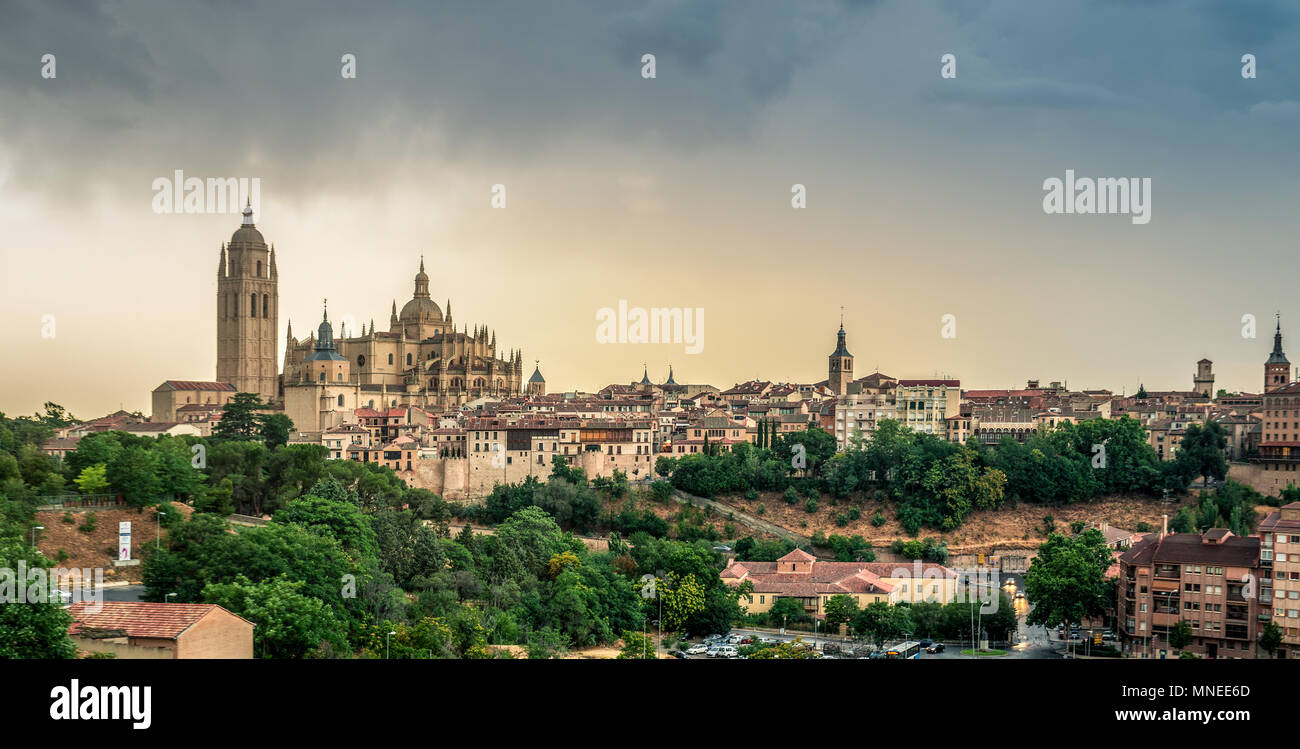 Vue panoramique spectaculaire avec les nuages orageux sur la cathédrale Santa Maria à Ségovie, ville d'Espagne. Banque D'Images