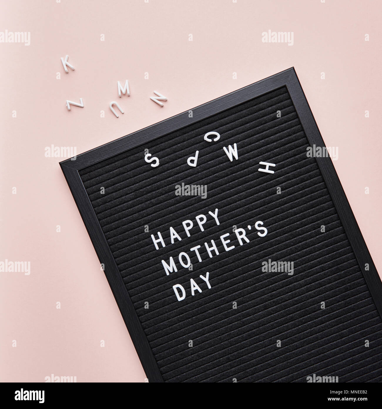 Letterboard noir avec des lettres en plastique blanc avec citation Happy Mother's Day, sur fond rose. Banque D'Images