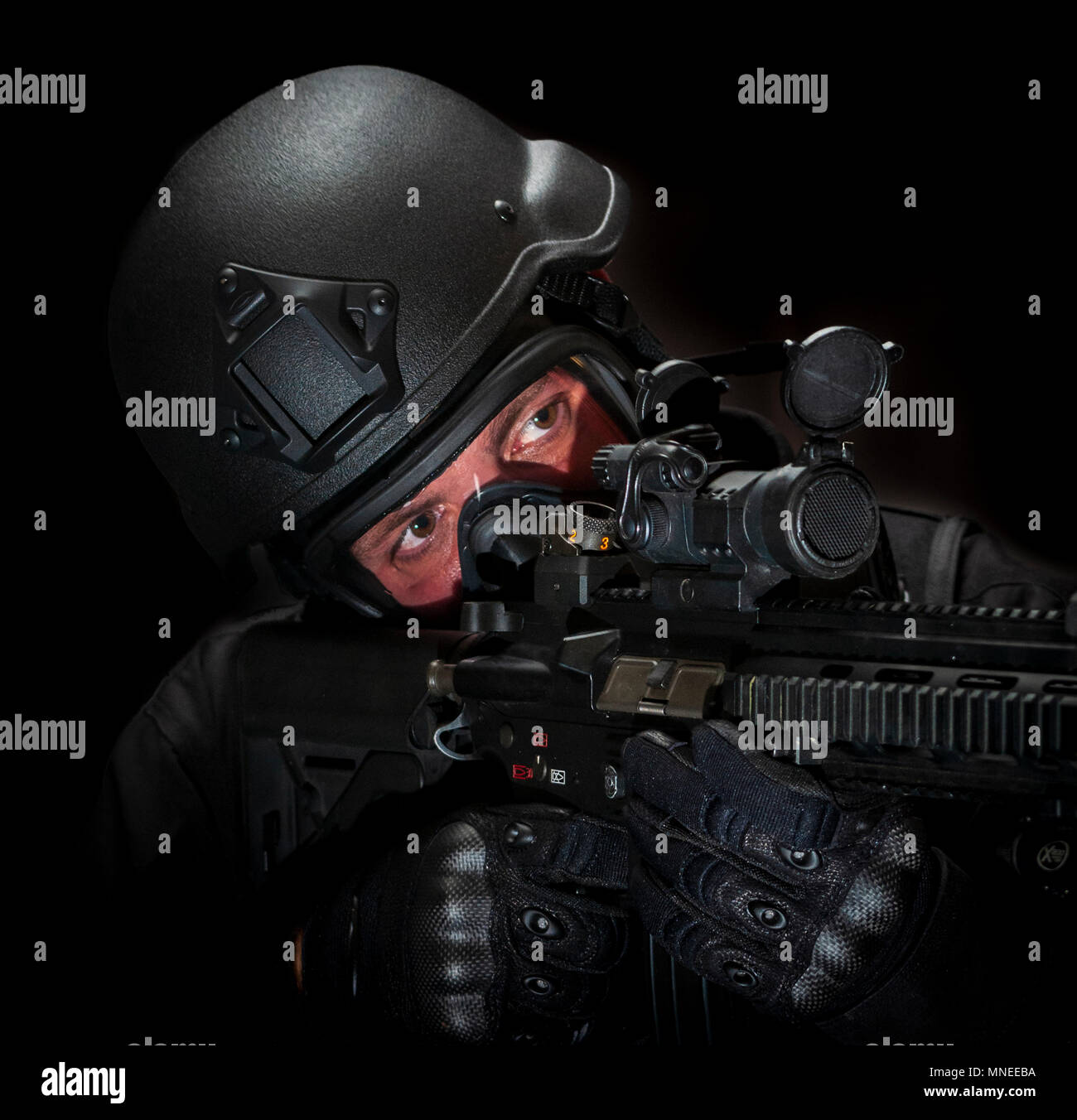 Forces spéciales militaires anti-terroristes ou un respirateur policier armé tenant une mitrailleuse sous (posée par modèle) Banque D'Images