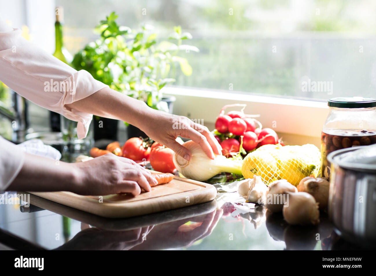 Accueil la cuisson des légumes dans une cuisine moderne Banque D'Images